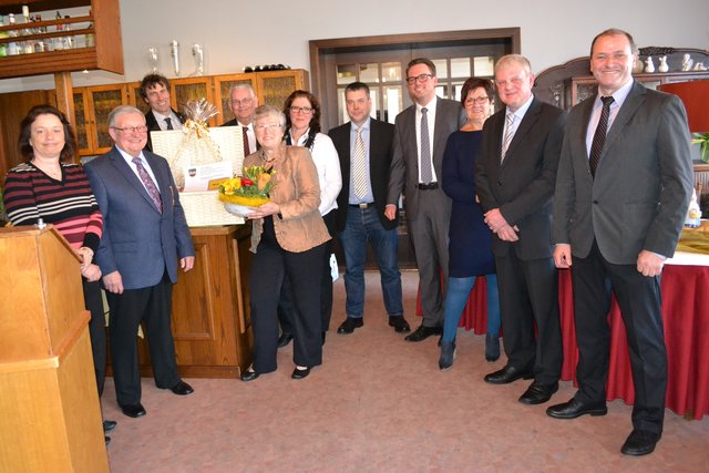 Der geehrte Wolfgang Indorf (2. v. li.) mit dem Wistedter Gemeinderat, der Blumen und einen schweren Präsentkorb überreichte