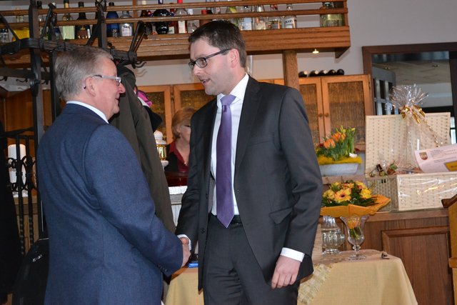 Rolf Aldag (re.) gratulierte im Namen aller Bürgermeister der Samtgemeinde Tostedt