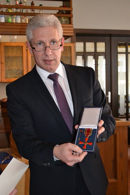 So sieht ein Bundesverdienstkreuz aus, zeigte Landrat Rainer Rempe