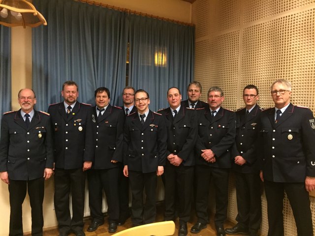 Auf der Versammlung: Ausgezeichnete und beförderte Feuerwehrleute mit Ortsbrandmeister Karsten Supplieth (re.) und Gemeindebrandmeister Dieter Mertens (li.)