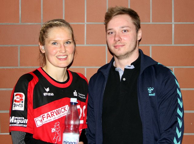 Julia Fritsche und Hollenstedts neuer Handballtrainer Arne Schneider