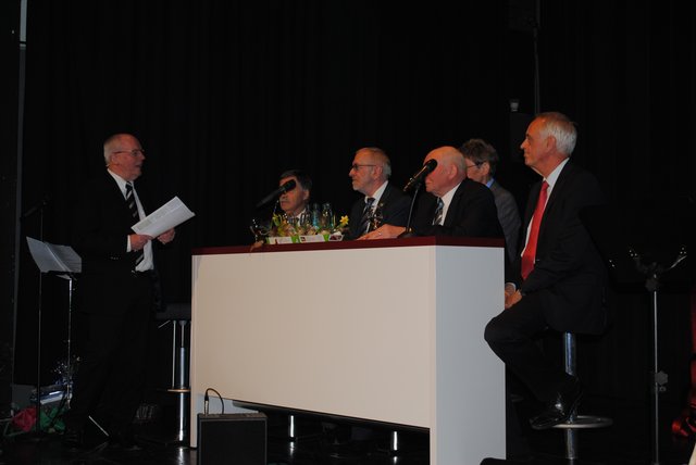 Talkrunde mit Gästen aus Heiner Schöneckes Heimat: Hans Weber vom TSV Elstorf (li.) interviewte unter anderem auch Bürgermeister Wolf-Egbert Rosenzweig (3. v. li.)