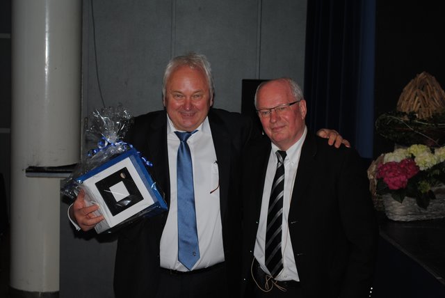 Originelles Geschenk: HSV-Fan Heiner Schönecke bekam von Hans Weber ein Vogelhaus in Rautenform