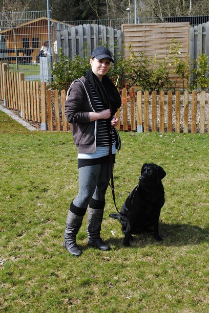 Stolz auf den Hund: Daniela Wittleben mit Labrador "Lenny"