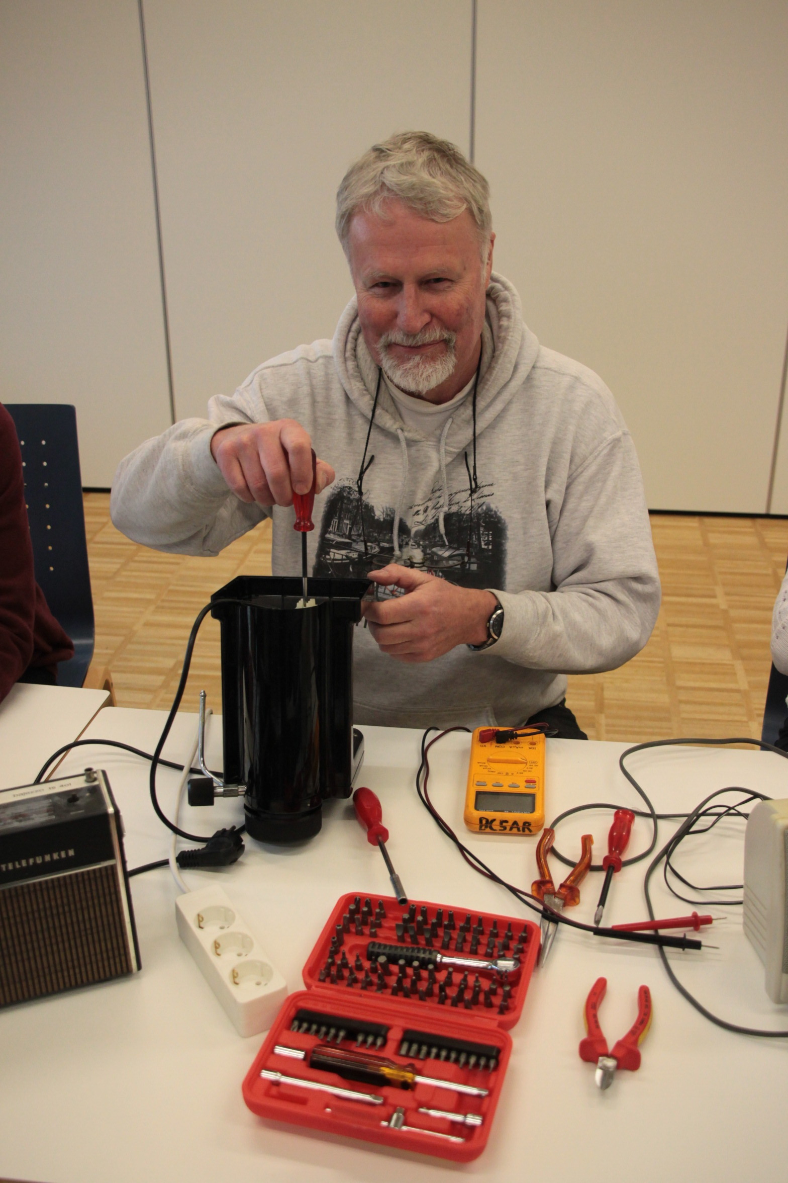 Der pensionierte Lehrer Rainer Sanders hilft im Repair Café