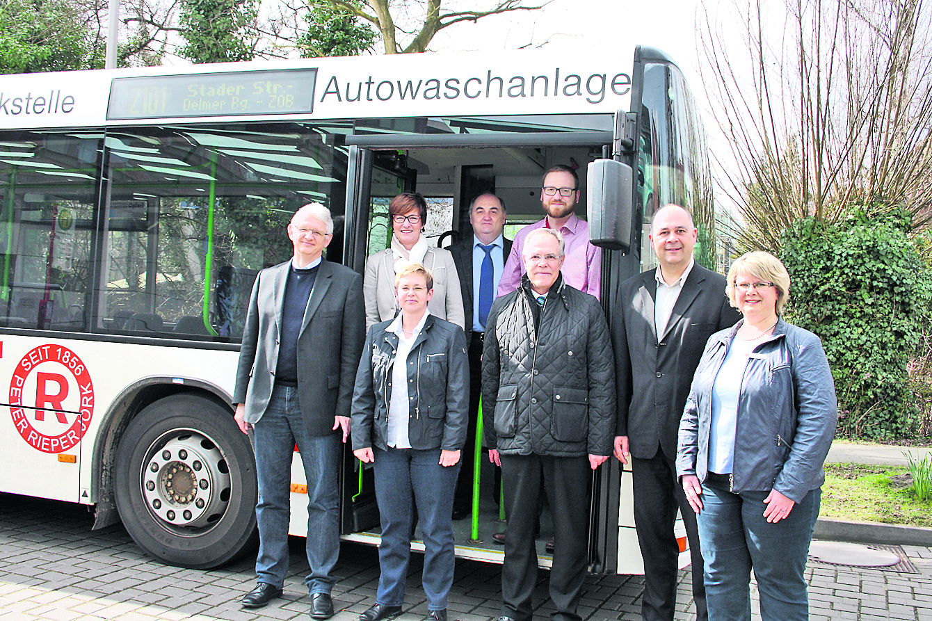 Beim Pressefoto am ZOB in Buxtehude (2. Reihe v. li.): Bürgermeisterin Katja Oldenburg-Schmidt, Michael Peter (KVG), Verkehrsplaner Johannes Kleber (Stadtverwaltung) und (1. Reihe v. li.): Erster Stadtrat Michael Nyveld, Annette Mojik-Schneede(Stadtverwaltung), Friedrich Meyer (Betriebsleiter KVG), Frank Wiesner (VNO) und Hilke Lange (Amt für Wirtschaft, Verkehr und Schulen Landkreis Stade)