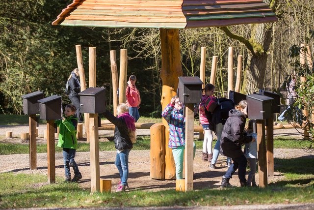 Der "Pfad der Sinne" lädt zum Ausprobieren und Mitmachen ein. Hier dürfen die Besucher "erschnuppern", was sich in den Kästen verbirgt | Foto: Wildpark/Thomas Ix