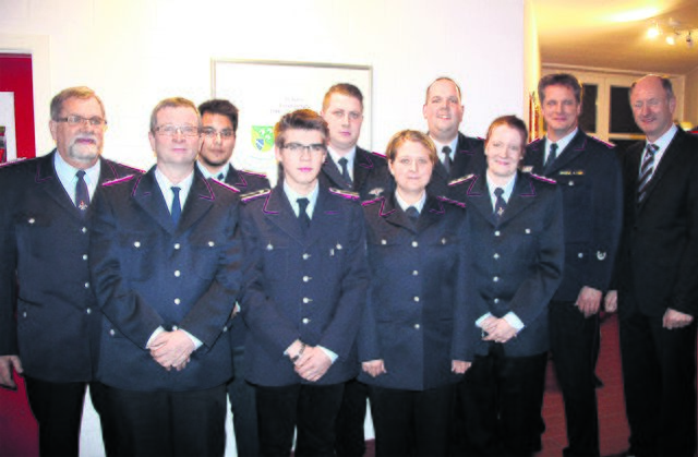 Gemeindebürgermeister Hans-Heinrich Höper (re.) und Gemeindebrandmeister
Michael Matthias (2. v. re.) gratulierten allen Gewählten und Beförderten der Harmstorfer Feuerwehr