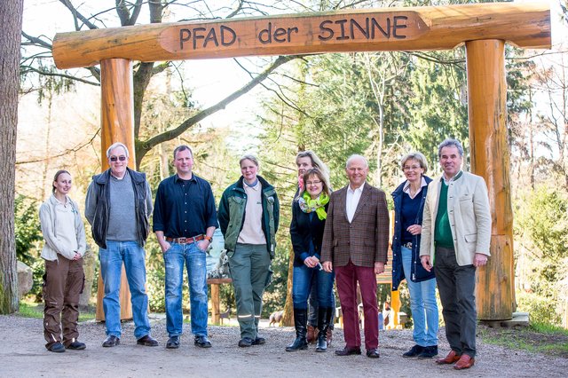 Wildpark-Chef Norbert Tietz (re.) stellt Mitgliedern des Vereins "Artenschutz Wildpark Lüneburger Heide" den neu eröffneten "Pfad der Sinne" vor | Foto: Wildpark/Thomas Ix
