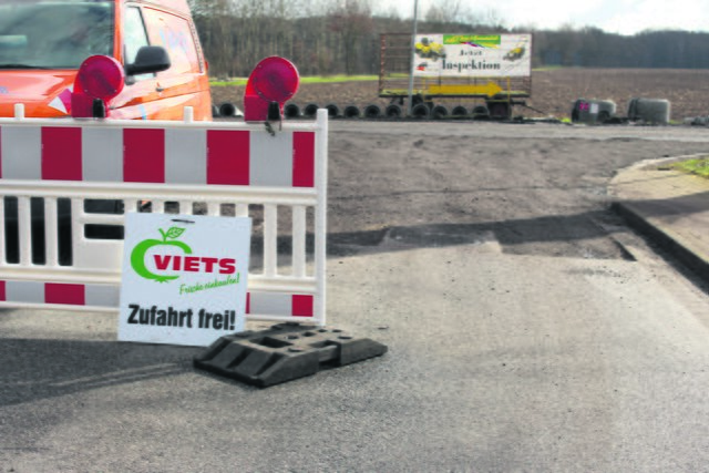 Auch an der Absperrung der Oldendorfer Straße verweisen Schilder auf die Zufahrt zu den Betrieben - leider vergeblich