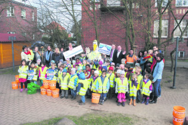 Beim Startschuss der Aktion "Winsen räumt auf" stellten sich Vertreter der Verwaltung und der Sponsoren sowie Mitarbeiter und Kinder der DRK-Kindertagesstätte zum Gruppenfoto auf