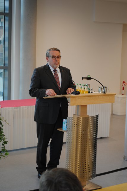 "Das Krankenhaus stellt sich zukunftsfähig auf": Staatssekretär Jörg Röhmann beim Vortrag