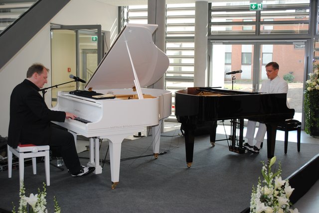 Begeisterten die Gäste: die international bekannten "Showpianisten" David Harrington und der gebürtige Winsener Dr. Götz Östlind, für den der Auftritt ein Heimspiel war