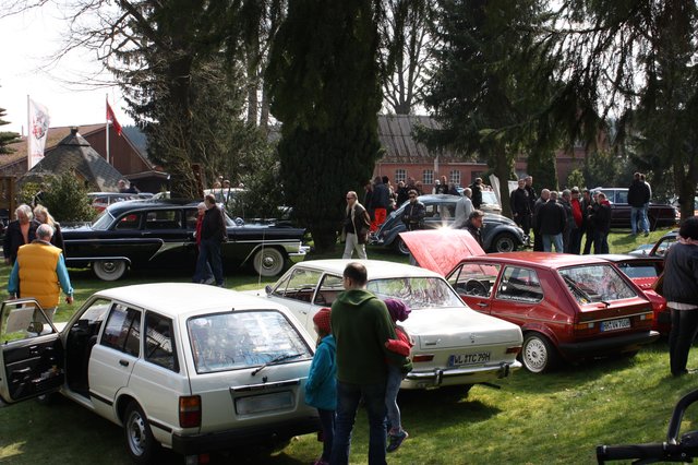 Zahlreiche Besucher schauten sich die Oldtimer in Dibbersen an