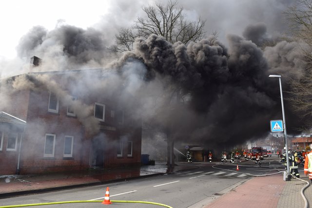 Starke Rauchentwicklung und die marode Bausubstanz der Turnhalle erschweren die Löscharbeiten