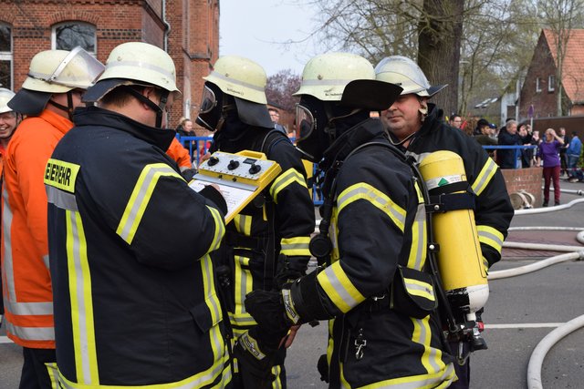 Mit rund 200 Männern und Frauen vor Ort: Die Winsener Feuerwehr