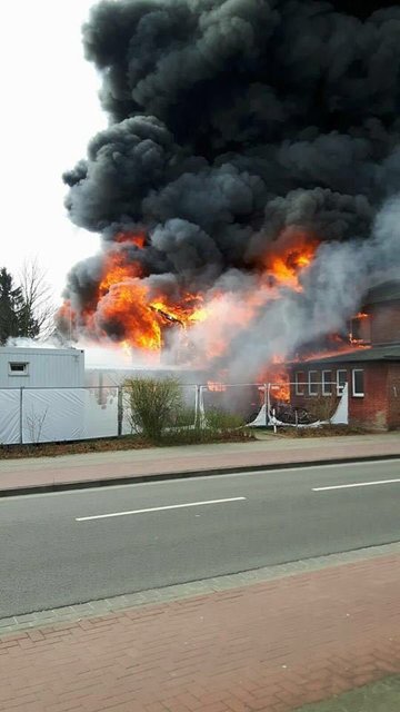 Brand in Winsener Flüchtlingsunterkunft: Die Löscharbeiten können noch bis in die Nacht dauern, so die Feuerwehr | Foto: Burcin Becceli