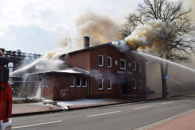 Diese als Flüchtlingsunterkunft genutzte ehemalige Turnhalle steht in Flammen