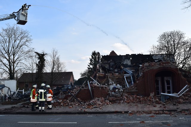 Brand in Winsener Flüchtlingsunterkunft: Die Nachlöscharbeiten dauern zur Stunde an