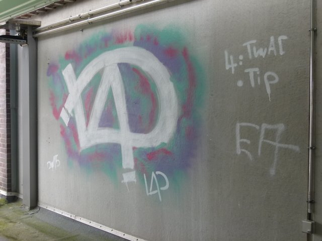 ... innen gibt es aber zahlreiche Graffiti ...