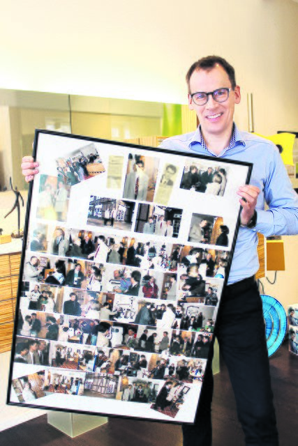 Eine Fotokollage erinnert Peter Resch an die Eröffnungsfeier vor 20 Jahren