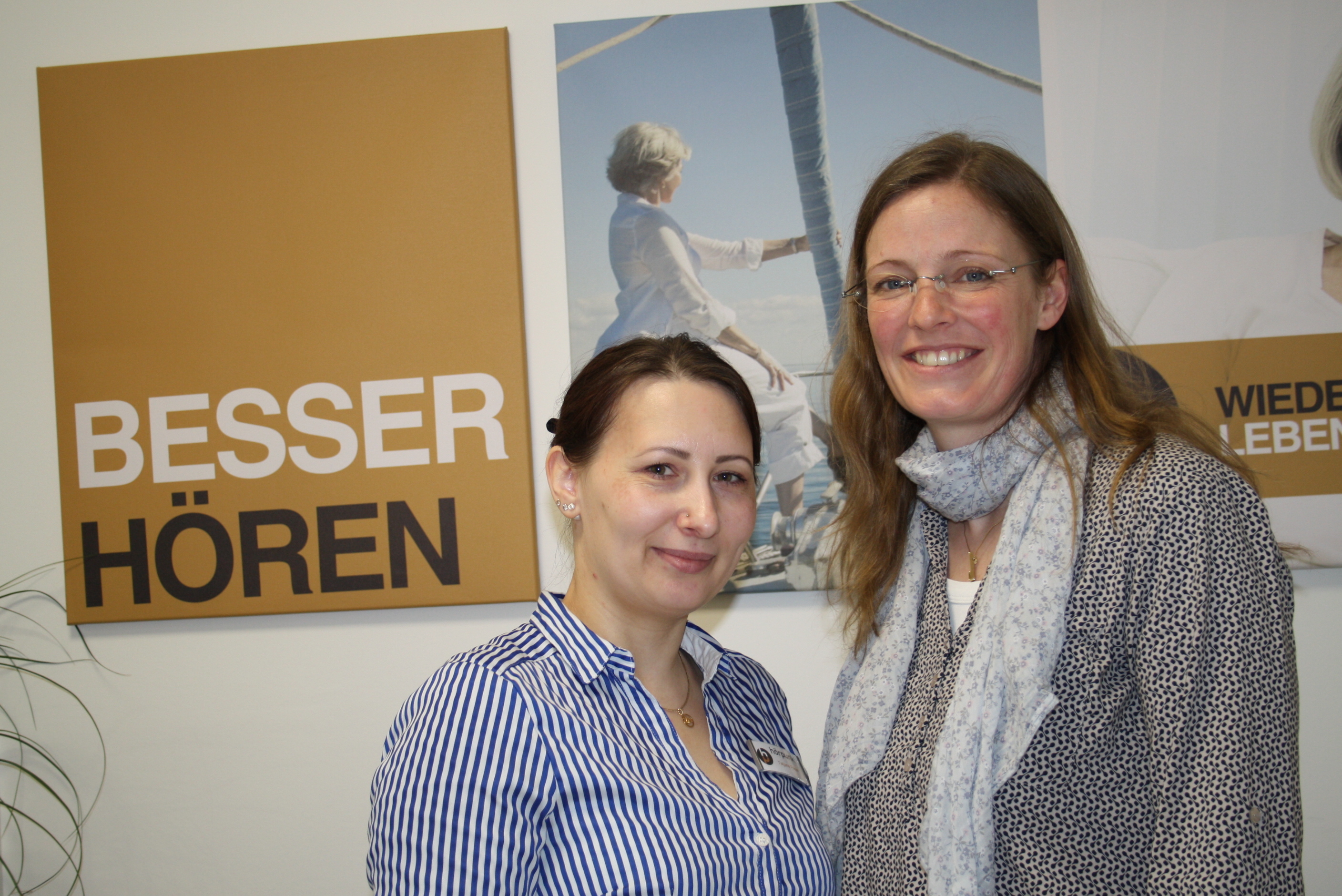 Tatjana Papst (li.) und Filialleiterin Andrea Schütz beraten Interessenten mit viel Freude rund ums gute Hören