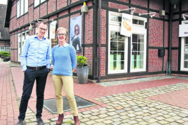 Augenoptiker-Meister Peter Resch wird in Jesteburg von Kerstin Klein unterstützt