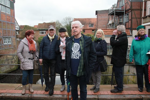 Stades ehemaliger Stadtbaurat Kersten Schröder-Doms bei der Gruppenführung auf einer Burggraben-Brücke an der Rosenstraße in Stades "Klein-Venedig"