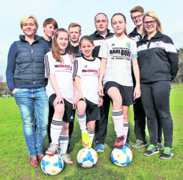 Trainer und Spielerinnen des VfL Jesteburg hoffen auf viele neue Mädchen, die gegen den Fußball treten wollen