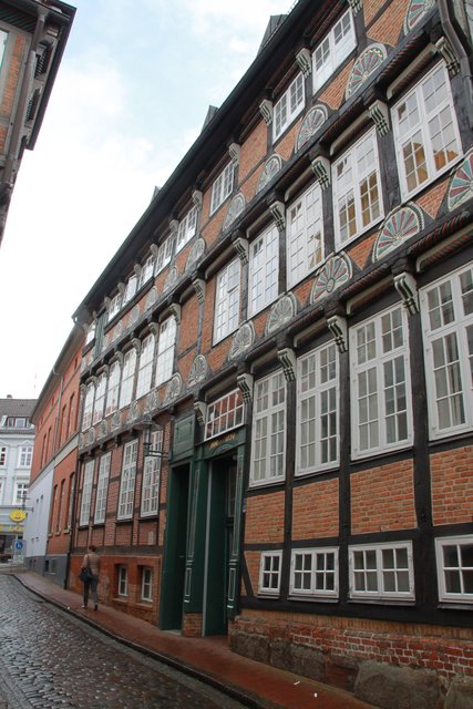 Das Traufenhaus (um 1530): Halbsonnen zieren den Giebel
