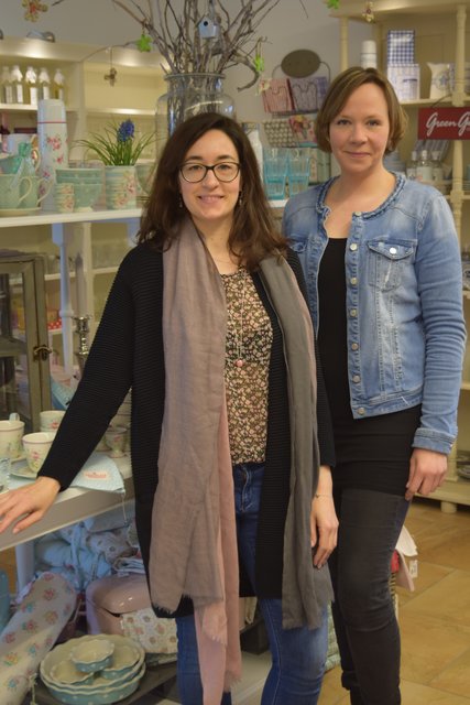 "Danis Homestyle": In Hittfeld bieten Monika Bracht (re.) und Denise Vogel besondere Geschenkideen, Bekleidung oder Schmuck