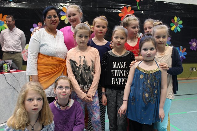 Kiran Steinke (li.) kam mit den "Shakti Girls" des TV Welle nach Tostedt. Sie zeigten Bollywood-Tänze