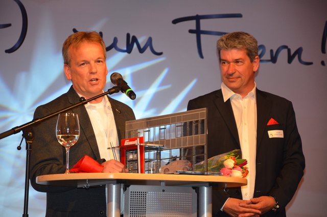 Architekt Jens Lüneberg (li.) erhielt von Holger Grundt als Dank für die gute Zusammenarbeit ein Modell des Neubaus überreicht