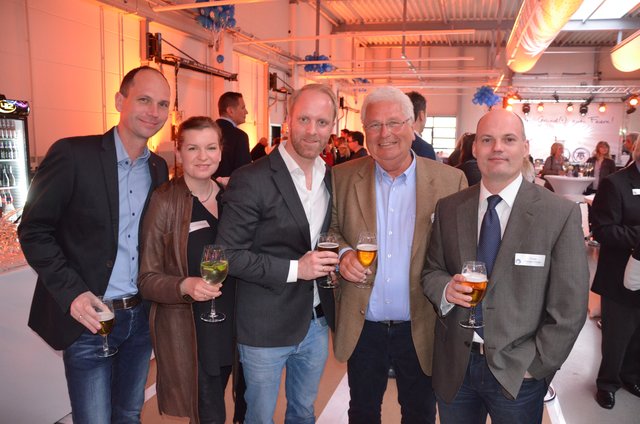 Wünschten der Familie Grundt viel Erfolg (v. li): Helge Beisner (Beisner Druck, Buchholz), Antje und Kalle Hintmann (Autohaus Kuhn+Witte, Jesteburg), Dieter Beisner (Beisner Druck, Buchholz) und Torsten Druse (Druse Werkzeuge und Industriebedarf, Buchholz)