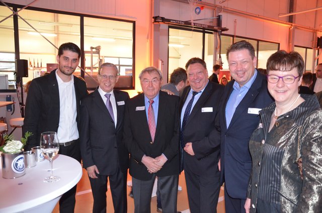 Die Geschäftsfühung und die Mitarbeiter des Jesteburger Autohauses Kuhn+Witte fanden die Veranstaltung "sehr gelungen" (v. li): Esad Aziri, Hans-Georg Stein, Harald Witte, Franz Lewandowski, Stephan Balzer und Kerstin Witte