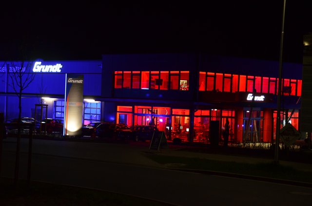Die Firma Grundt mit der blauen und roten Nachtbeleuchtung