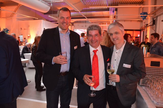 Andreas Sommer (Vorstand Sparkasse Harburg-Buxtehude, links) mit dem Gastgeber Holger Grundt und dem Chef der Buchholzer EMPORE, Onne Hennecke