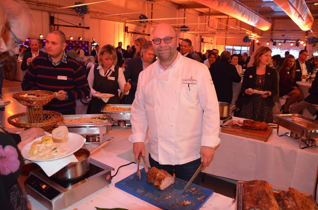 Verwöhnte die Gäste mit einem wunderbaren Menü vom Buffet: Frank Wiechern vom Harburger Restaurant Leuchturm
