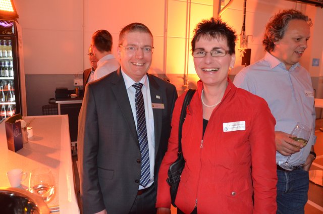 Dirk Hirsch (1. Stadtrat der Stadt Buchholz) und Frauke Petersen-Hanson (Geschäftsführerin MCDonalds in Rade und Dibbersen)