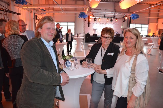 Jan Meyer (Minkenhof Itzenbüttel), Irene Pichol (Warenhaus-Leitung Famila Buchholz) und Britta Derboven (Textilhaus Derboven)