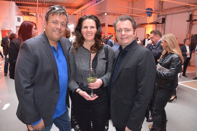 Waren begeistert von der neuen Halle: Matthias Graf (li., Team 412) mit Kathrin und Stephan Schrader (Wochenblatt-Verlag Schrader GmbH & Co. KG)