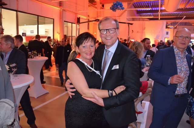 Carsten Ecklebe (MC-Office in Harburg) mit  Tess Lorenzen lobten das Show-Programm