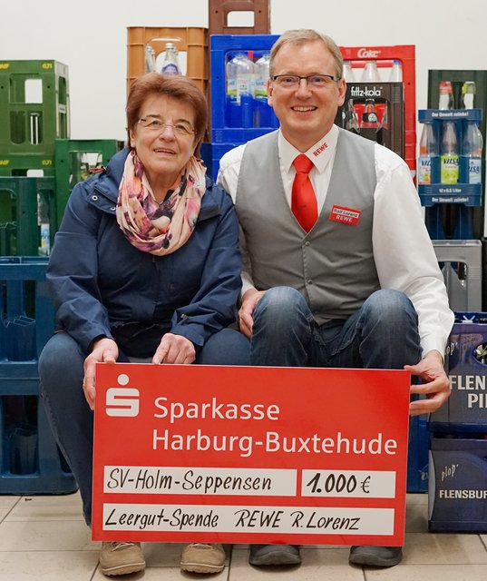 Bei der Scheckübergabe: Karin Iske und Ralf Lorenz