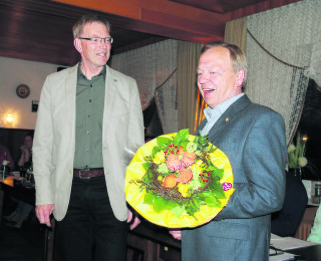 Gratulation zur Auszeichnung: Wulfsens Bürgermeister Gerd Müller und Manfred Dittmer