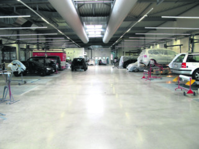 Blick in die 3.400 Quadratmeter große Halle mit 13 Karosseriebauarbeitsplätzen, zwei Lackierkabinen, einem doppelten Trockenofen sowie Spot-Repair-Arbeitsplätzen