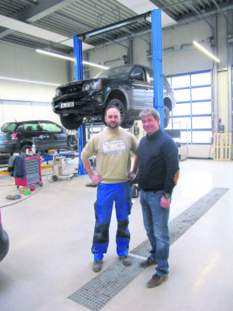 Holger Grundt (re.) mit Karosserieschlosser Jan Krause in der neuen Werkstatthalle