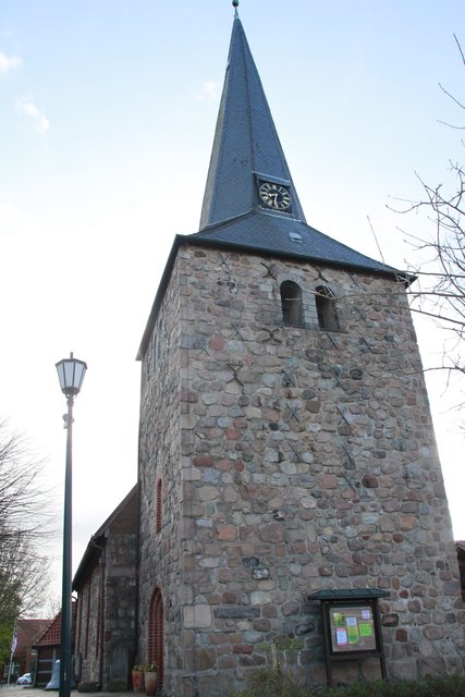 Die St. Martins-Kirche mit ihrem markanten Feldsteinturm
