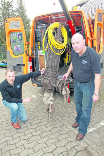 "So'n Schiet", schimpfen Eckard Dittmer und Stefan Waßmann (Foto, v.li.). Die beiden Wasserwerker von der Stadtentwässerung Buxtehude ärgern sich mal wieder über eine verstopfte Abwasserpumpe.
