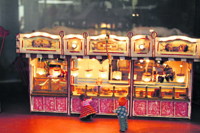 Aus dem Nachlass Albert Strehmels stammt ein kompletter Miniatur-Jahrmarkt inklusive Süßwarenstand