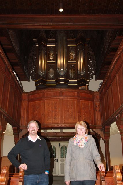 Neue Orgel in historischem Gehäuse: die Kirchenvorstandsmitglieder Kristina Burdorf und Stefan Meier in der Kirche St. Martin in Oldendorf